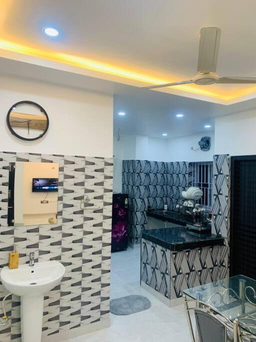 White Orchid, Unique & Stylish, Executive 2Bhk. Apartment Гувахати Екстериор снимка